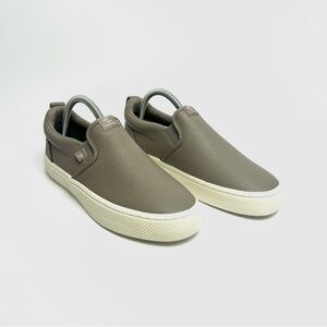 Cariuma Slip-On Premium Pebbled Leather Sneakers Size 9